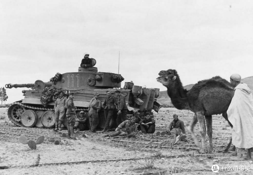 501营111号虎式坦克，突尼斯，1943年。在抵达北非后，第501营的官兵们发现他们需要将更多的时间用于与当地人打交道。当地人将德军视为赶走法国殖民者的解放者，对他们大多持欢迎的态度。