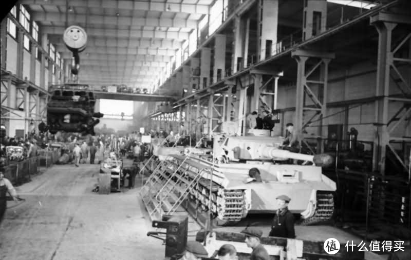受制于亨舍尔“虎”式传动系统的问题，不断地改进设计耽搁了量产，大部分坦克还停留在生产线上,截至1942年12月31日，亨舍尔公司位于卡塞尔的工厂总计只下线了83辆(一说76辆)“虎”式坦克。与此同时，元首还下令将首批下线的“虎”式优先调拨给在列宁格勒作战的第502重装甲营。