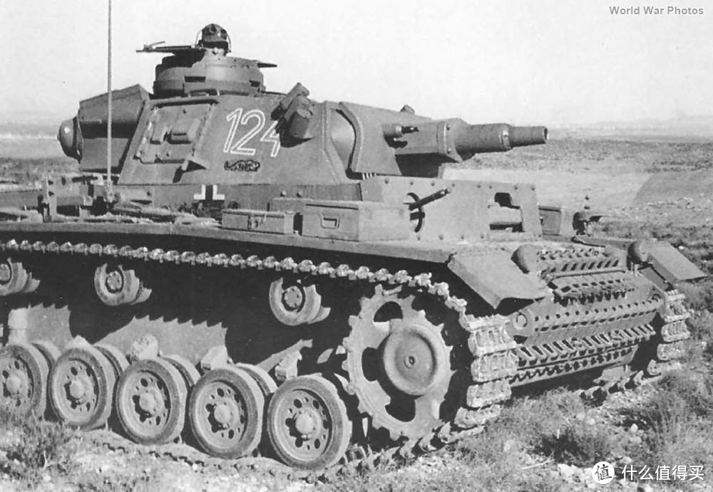 501营124号三号N型坦克，突尼斯，1943年。由于1942年时的“虎”式坦克产量不足，最初组建的重装甲营都混编了一些三号坦克。
