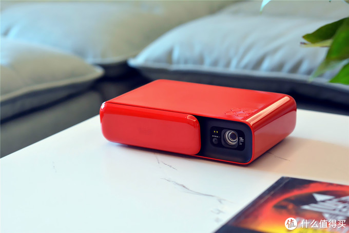 1080P高清分辨率，不插电能用3.5小时，天猫精灵小红盒Pro入手体验
