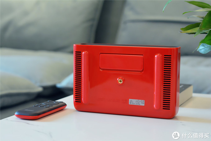 1080P高清分辨率，不插电能用3.5小时，天猫精灵小红盒Pro入手体验