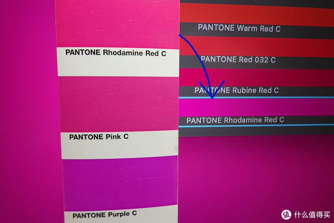 Pantone Rhodamine C色卡与屏幕对比，拍照时手抖了，没对上位置