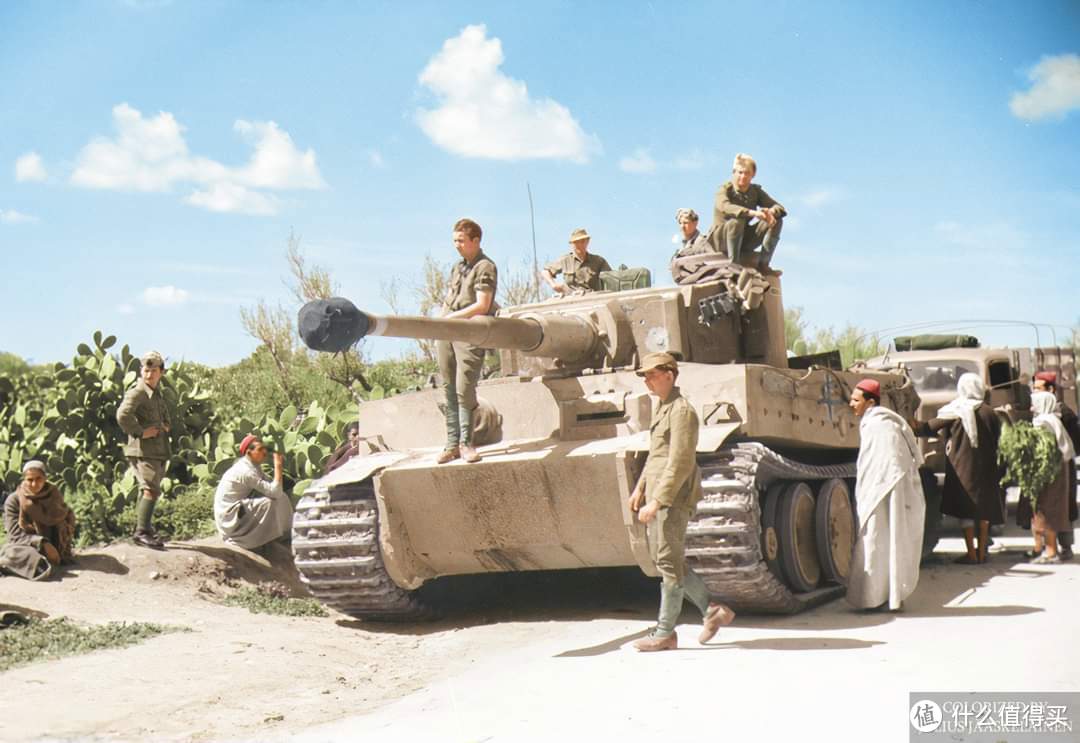 第7装甲团724号虎式坦克(原501营112号车)，突尼斯艾杰姆(El Jem)，1943年3月18日。这辆坦克显然经历了连番苦战，车首灯和左侧的一个负重轮都不翼而飞，炮塔防盾上有弹痕，炮管前端绘有6道击杀环。此照片为后人上色作品。