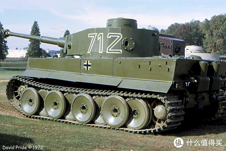 1943年4月21日，504重装甲营的712号虎式坦克(原501营21/81号车)中弹后炮塔被卡住，车组弃车。该车被英军缴获，后运往美国阿伯丁武器试验场进行测试和展览，现保存于美国陆军本宁堡基地。(请忽略博物馆的涂装吧😂)
