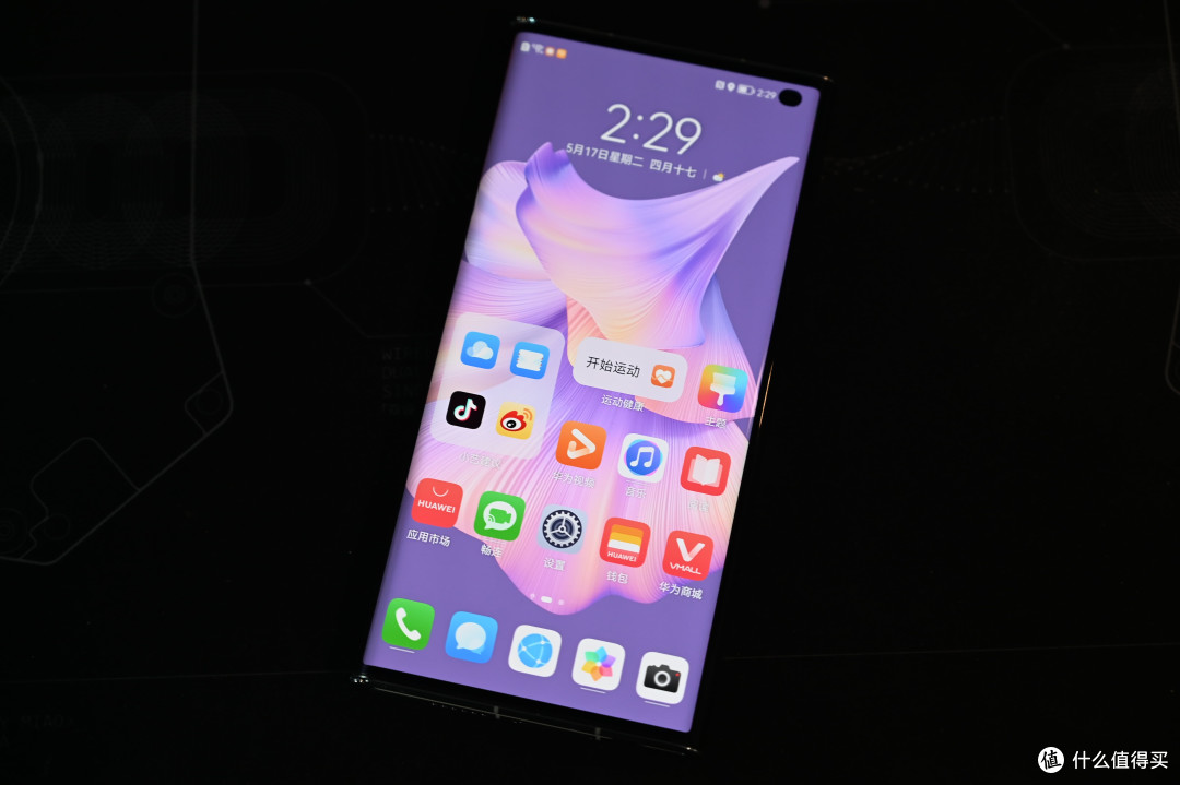 折叠以后屏幕比例19:9,跟mate40 pro基本无异,使用起来比mate 40 pro