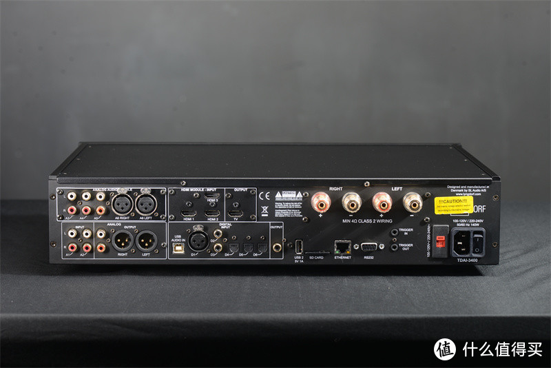 Lyngdorf Audio TDAI-3400同时提供数字和模拟两种类型的输入接口，但由于的内部处理过程是纯数字方式，所以使用数字输入才是最好的