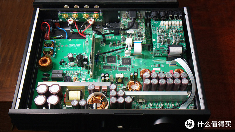 TDAI-3400是纯数字放大器，开关电源，虽然输出功率为400W(4Ω负载)，所以不会看到硕大的变压器和滤波电容阵列。而且开关电源与放大输出部分的距离很近，两部分就是紧挨着对方