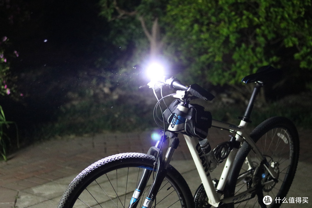 如何夜间安全骑行，迈极炫RN3000自行车灯，3000流明堪比汽车大灯