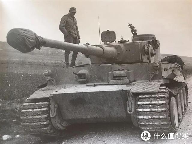 摄于1943年2月26日，501营从玛特尔（Mateur）前往西迪恩瑟尔(Sidi Nsir)的途中的121号虎式。注意包裹着炮口制退器的防尘罩。