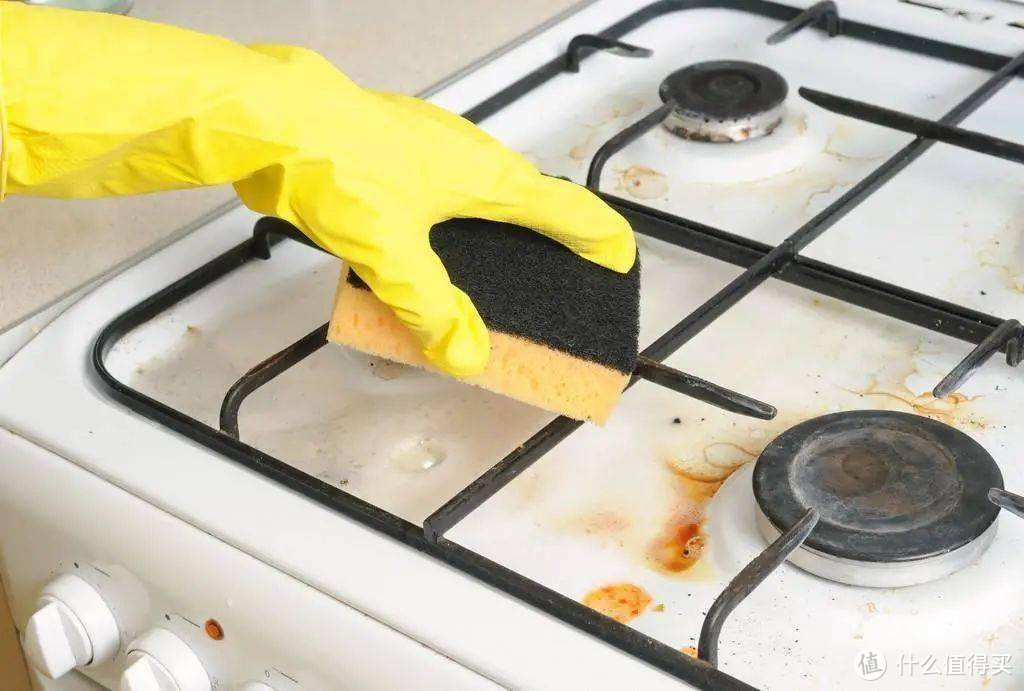 厨房里的油垢要怎么清理？多亏保洁阿姨的告诫，厨房才一尘不染