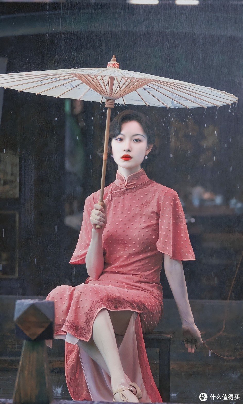 倪妮红裙子撑伞照片图片