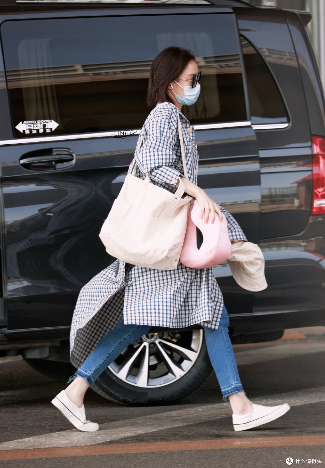 倪妮的背影照怎么就火到上热搜除了玲珑有致的身材她的穿搭也值得学习