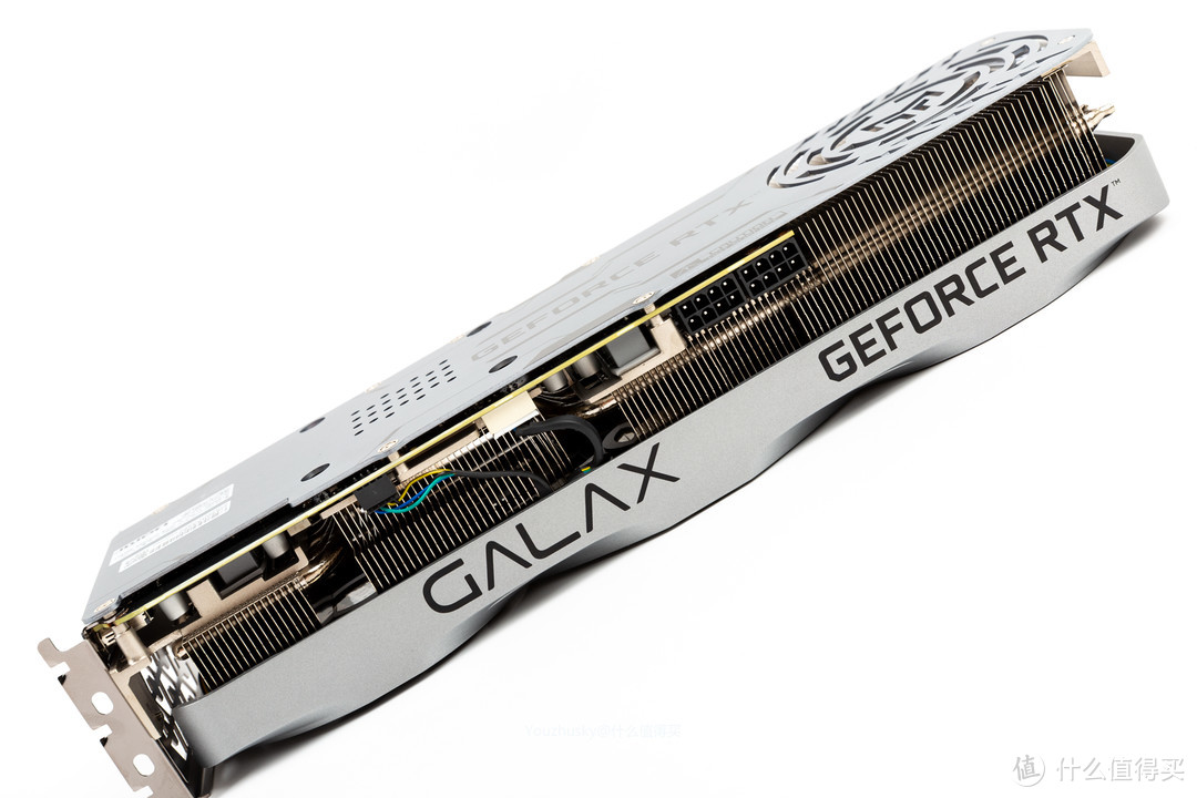 散热器上盖侧面具有GALAX影驰LOGO和GEFORCE RTX英伟达型号标识，上盖肩部平整的通风孔设计