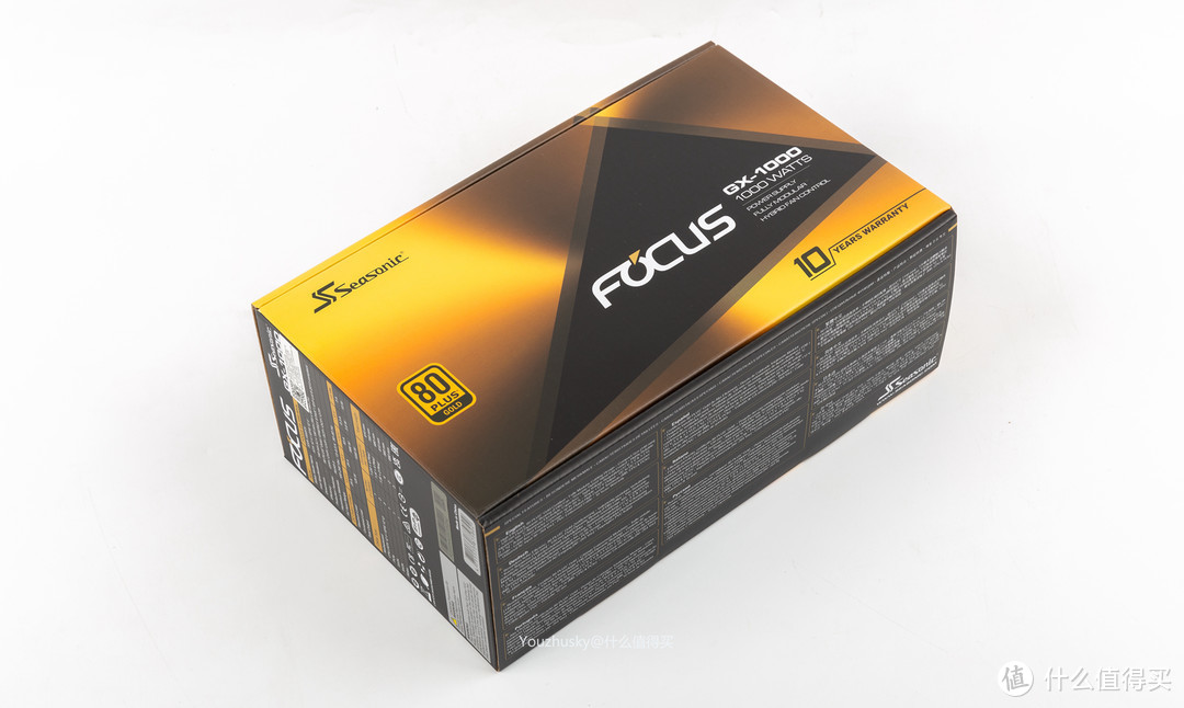 白色电源上选择了海韵的白色FOCUS GX1000,十年质保的14CM短机身电源保证兼容性，全日系电容、全桥LLC和DC-DC设计、无导线连接，包括六重保护电路设计，都是性价比电源的品质保证