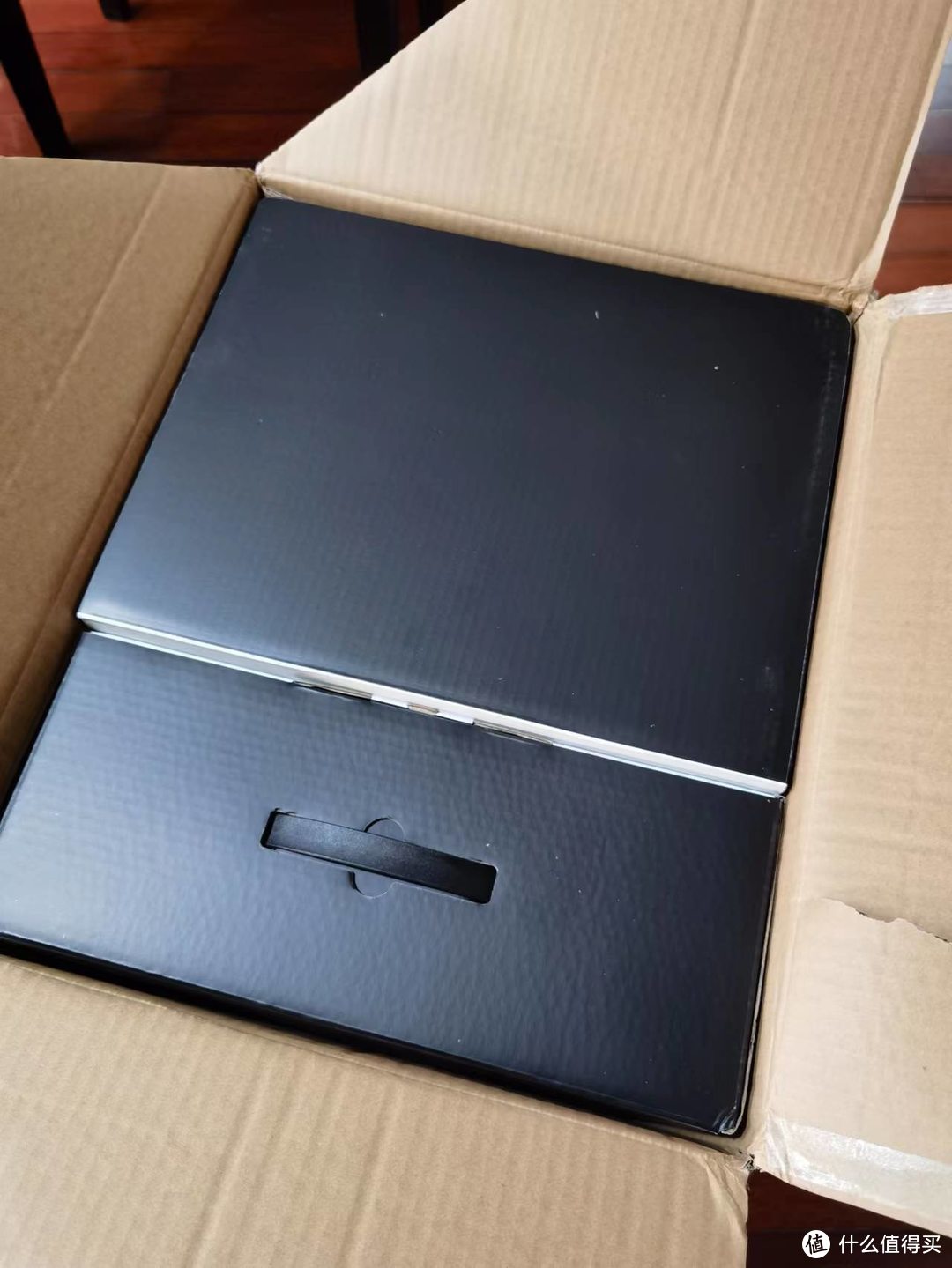 黑色的盒子挺有质感的。过度包装啊。