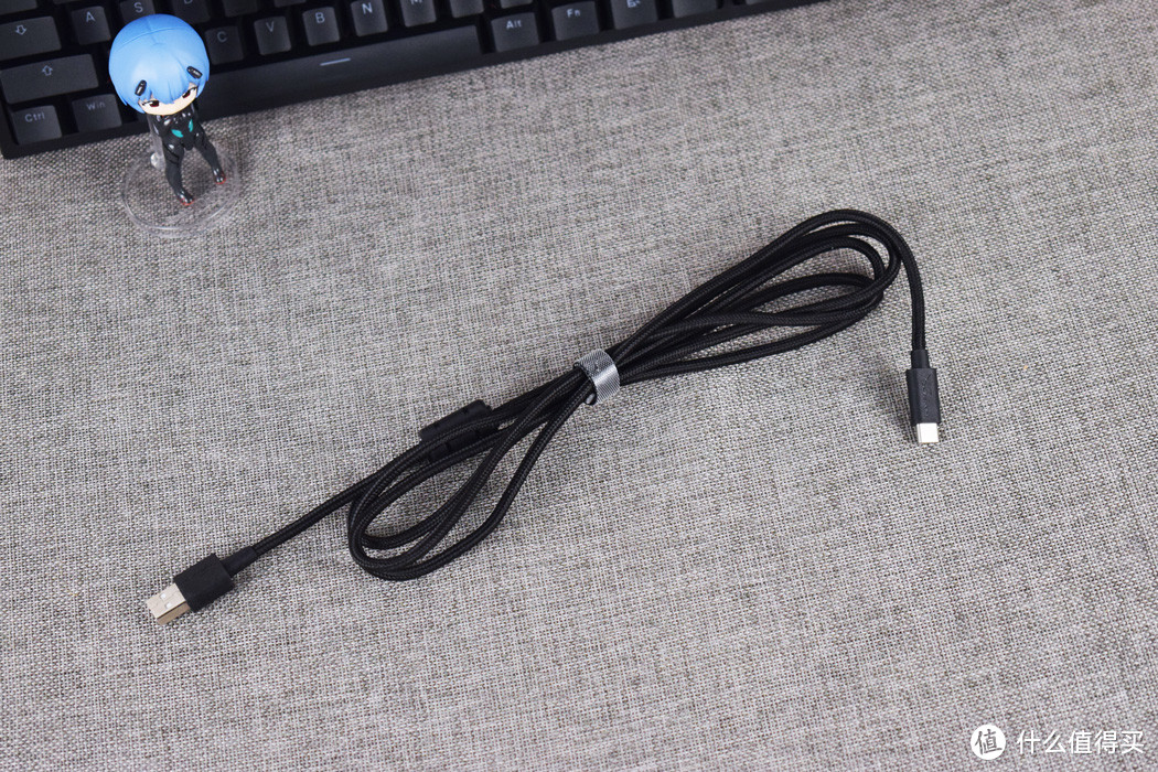 原配编织网包裹USB-C口数据线