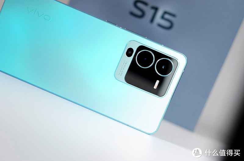 首发开箱简评：惊艳的vivo S15盛夏版