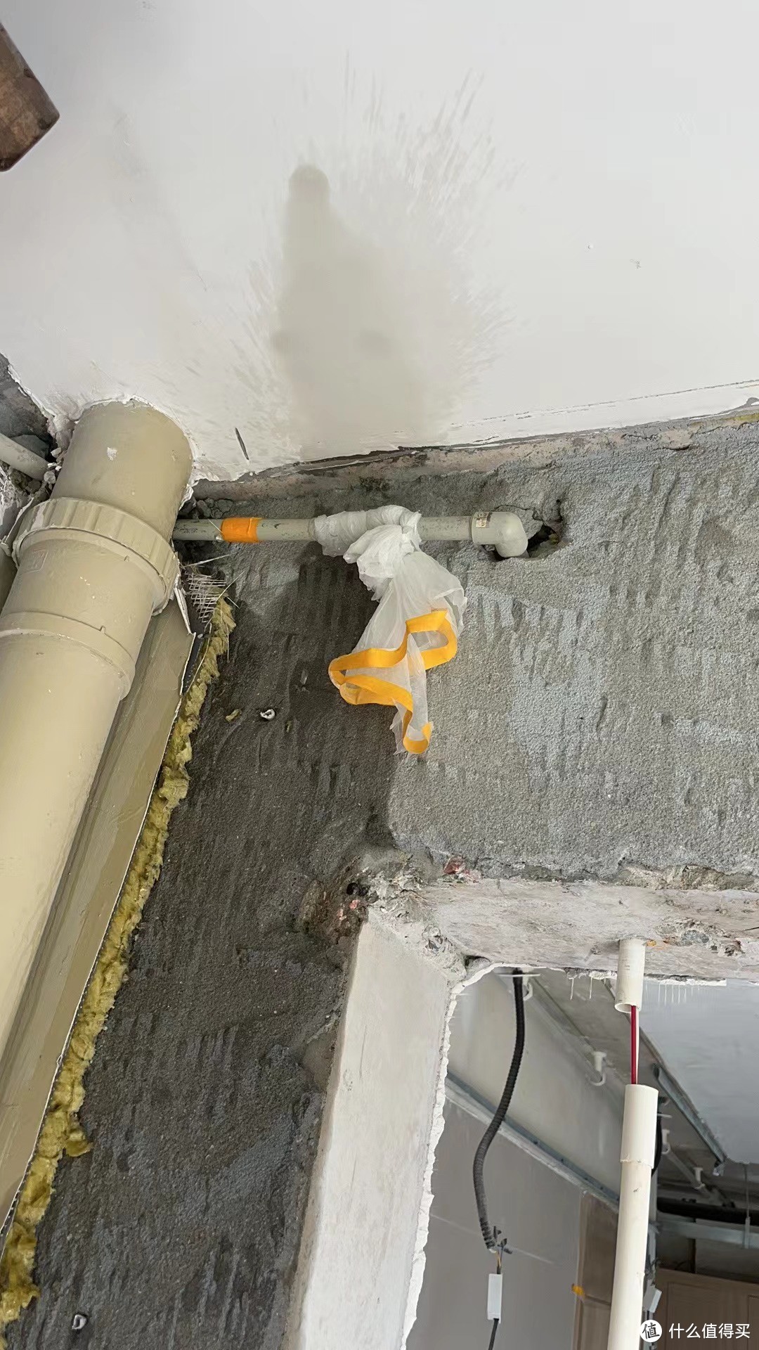 无奈又帮业主拆水管，装封头防止水渗漏到楼下。
