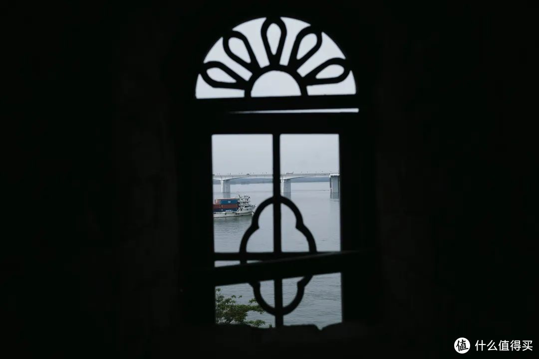 透过塔上的窗户可以看到江边往来的轮船
