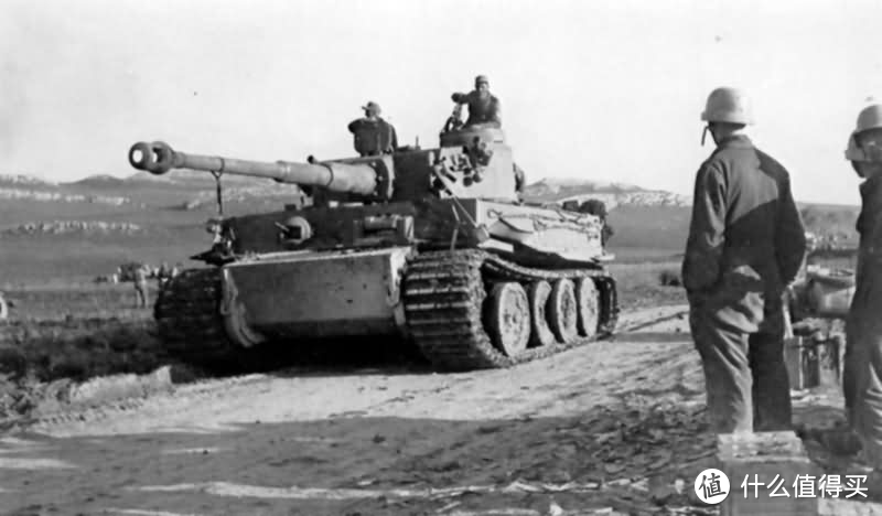 1943年3月1日，撤离亨特山谷前线的121号虎式，在它身上仍保留着战斗后的痕迹，注意它那丢失了的外侧负重轮。