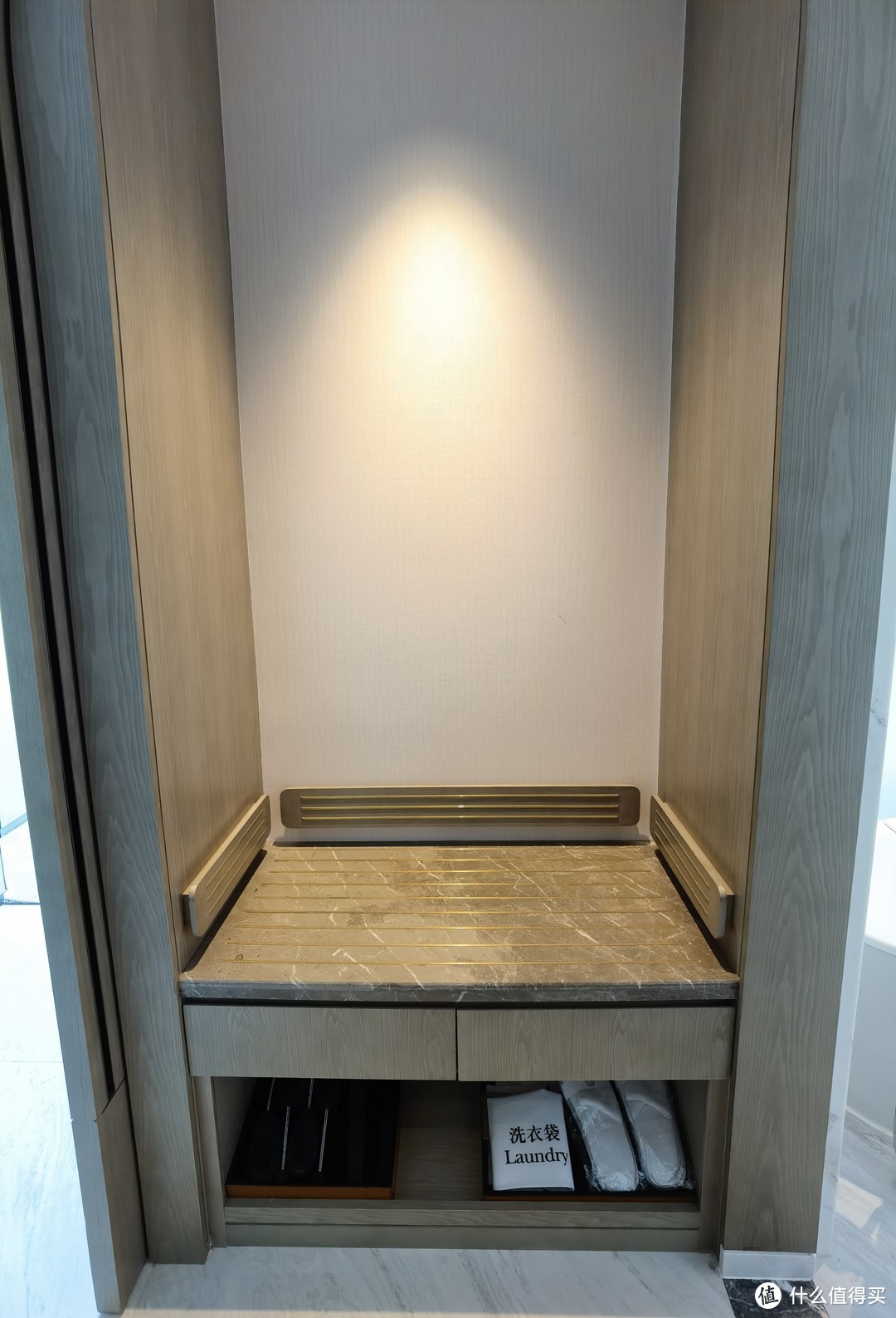 左边是衣柜间,上面有浴袍,拖鞋,保险柜等