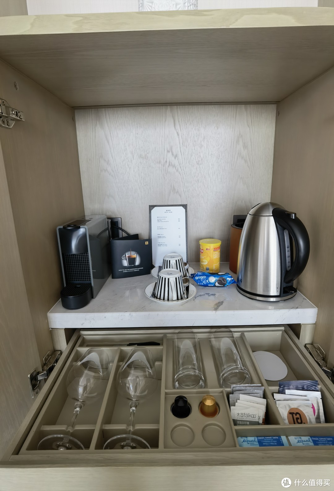 吧台上面是胶囊咖啡机、电热水壶、小吃