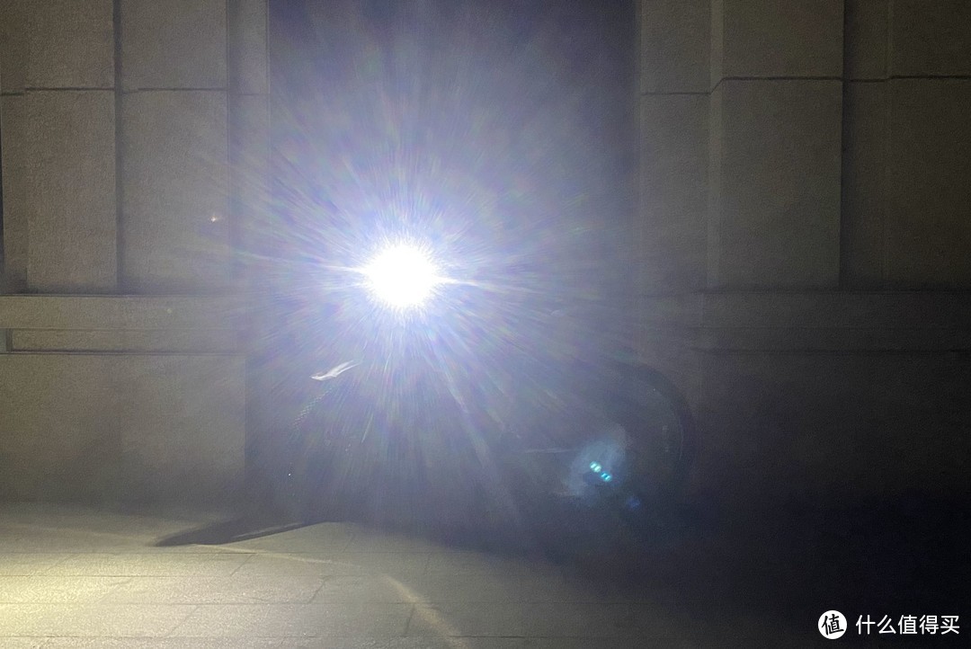高达3000流明的亮度！迈极炫RN3000自行车灯评测：开灯瞬间仿佛看到了太阳