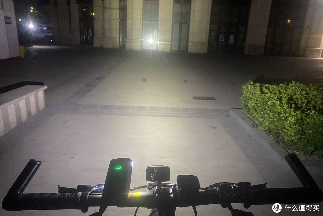 高达3000流明的亮度！迈极炫RN3000自行车灯评测：开灯瞬间仿佛看到了太阳