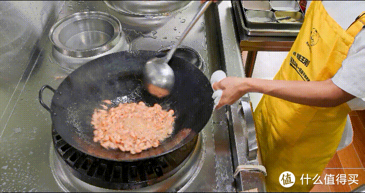 厨师长教你：“油爆小河虾”的家常做法，壳脆肉嫩，汤汁饱满