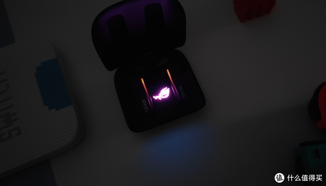 它的RGB亮了但又不是完全亮：ROG降临真无线游戏耳机好用吗？