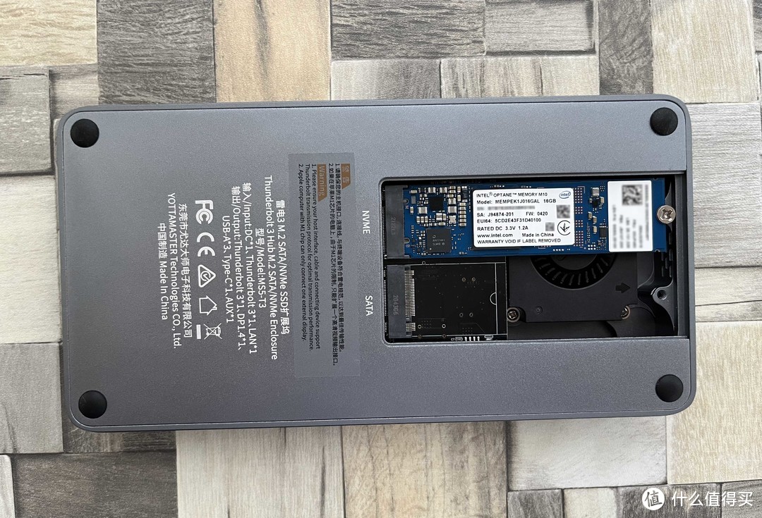 雷电3硬盘盒扩展坞菊花链串联，两个USB4.0硬盘盒分别搭载3块Optane M10 16GB傲腾内存组RAID 0来测读写速度