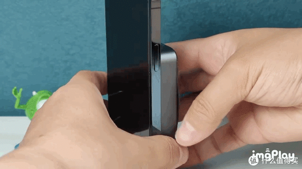 解决iPhone电量焦虑 摩米士透明磁吸无线充电宝