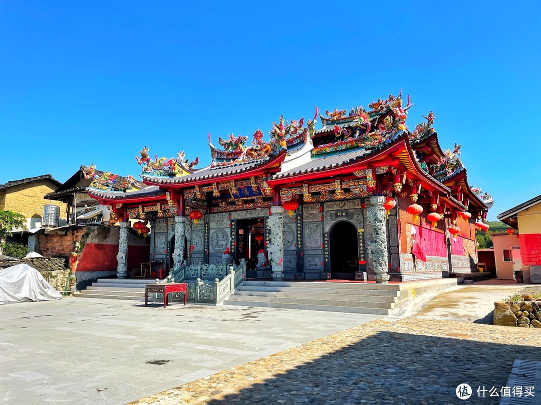 非常喜欢闽南地区的这种庙宇，颜色刺激活泼，台湾也有