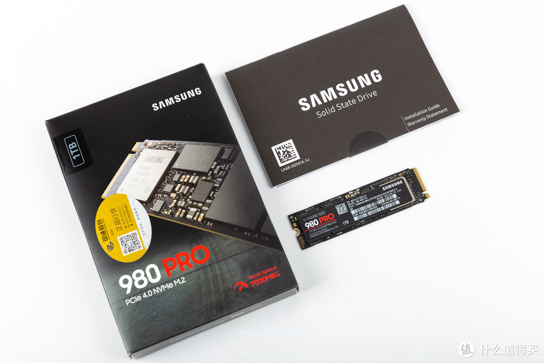 SSD使用的是三星980PRO ，1TB顺序读取最高可达7000MB/S，而且三星全部采用自家的Elpis控制器以及三星第六代V-NAND颗粒，以及铜箔散热