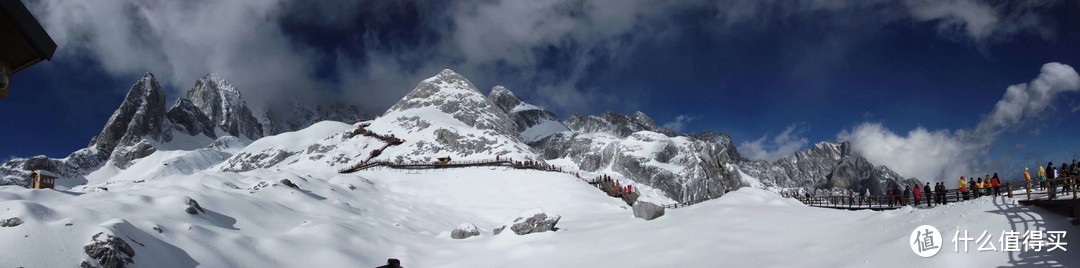 雪山上的景色