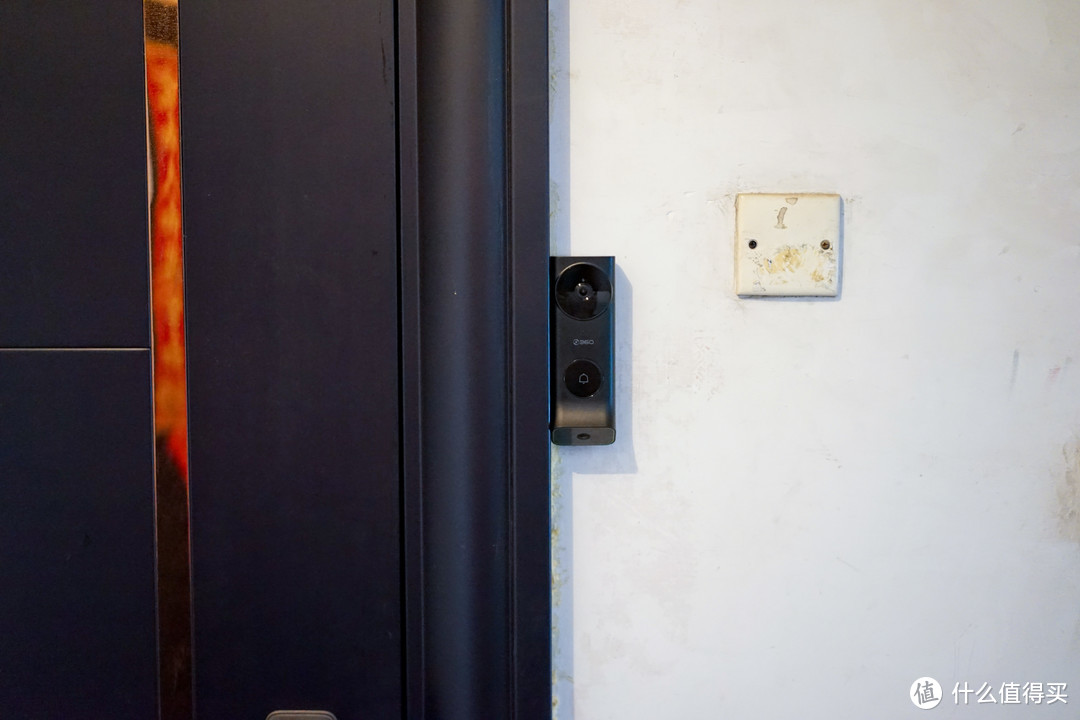 门铃最好不要安装在铁门和门框上，会影响信号传输