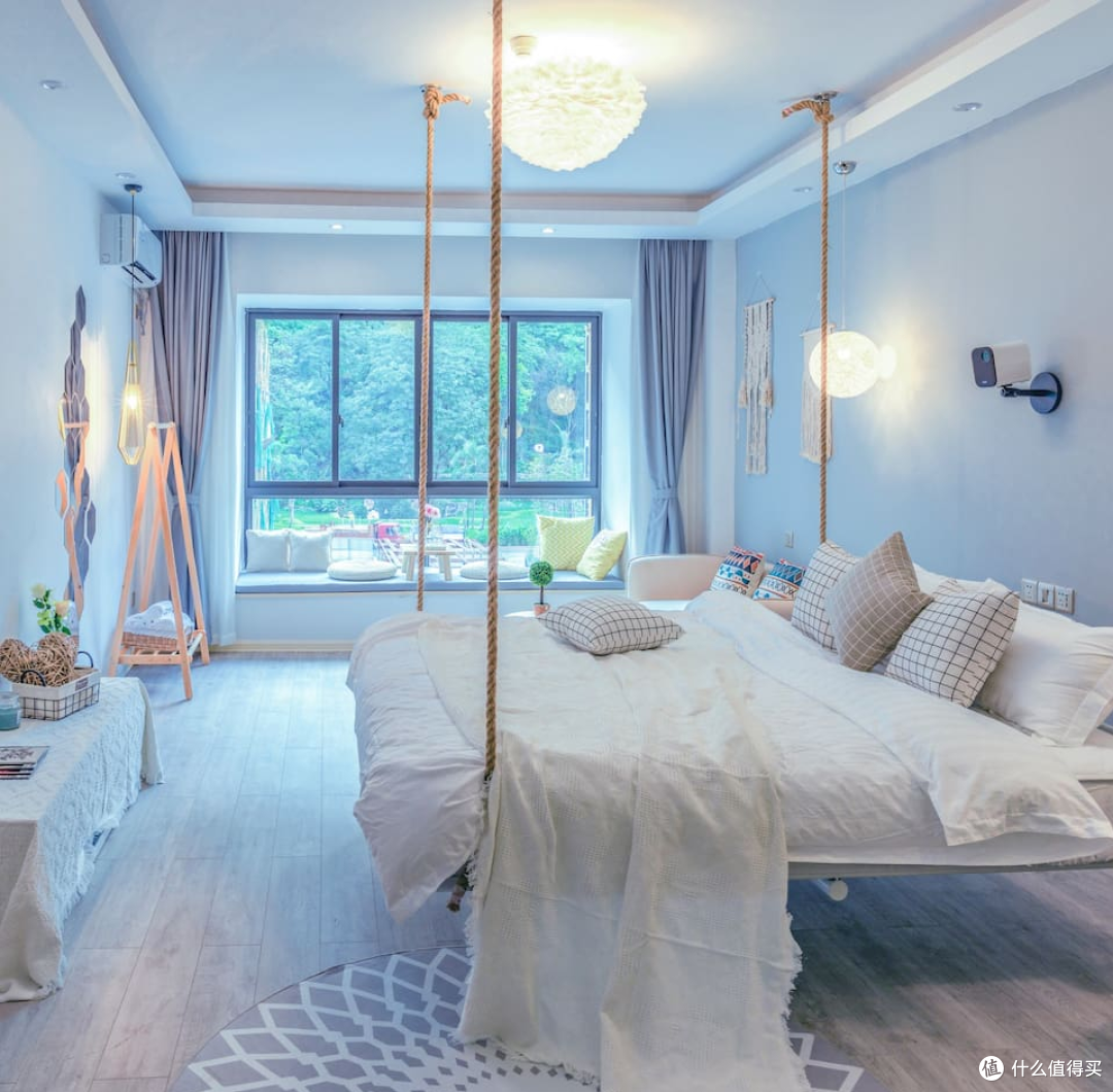 因此,就不顾有人的反对,坚持要在卧室设计出吊床,只为过上自己想要的