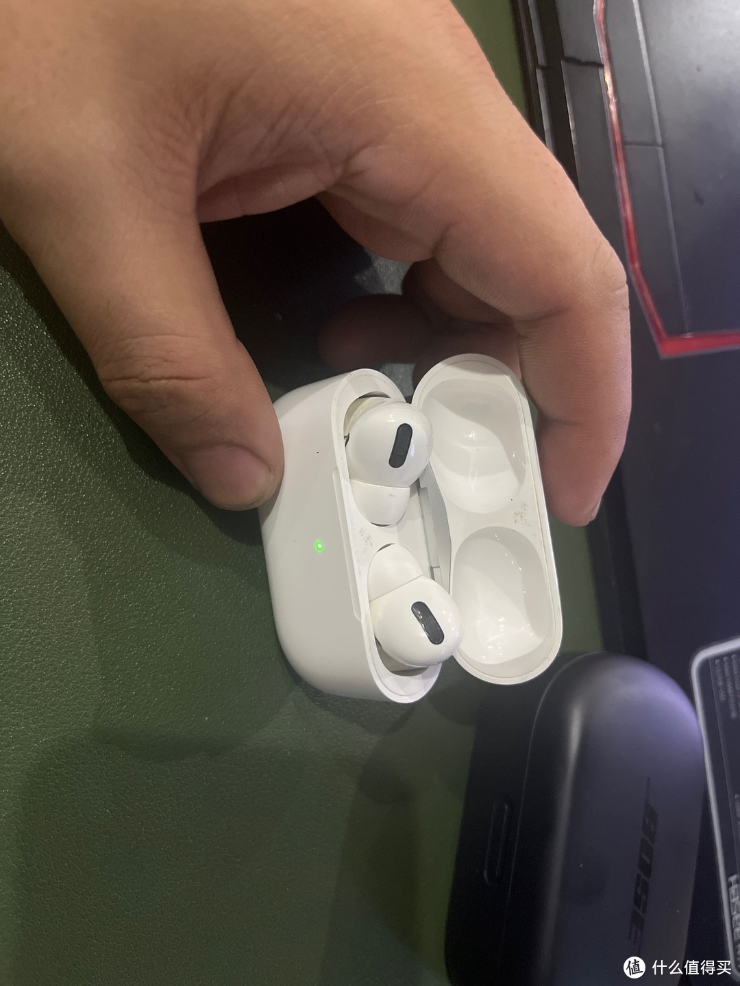 Apple AirPods pro耳机是我最先入手的，整体外观比bose 做的小巧，实际重量接近。磁吸开关盖单手轻松拿捏，非常有质感。但是缺点就是电池仓开合接触面的材质应该是塑料非油光面，很容易沾灰沾污渍，加上电池仓非一体设计，应该类似嵌入式的，导致缝隙处也容易卡灰，非常难清理！！！是非常。。。