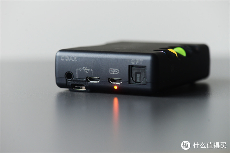 在原有的光纤、同轴和Micro USB输入接口的基础上，新增了一个USB Type-C接口