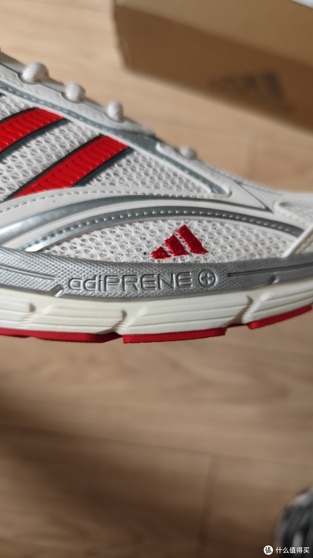 阿迪达斯的当家缓震科技就是adiprene,是一块放在中底里面的减震胶