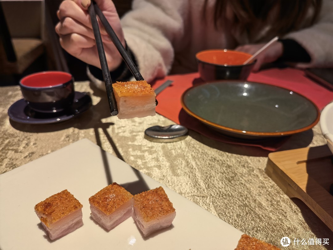 烧肉外皮酥脆，皮下的肉嫩鲜美而多汁水，吃起来感觉不会的太腻