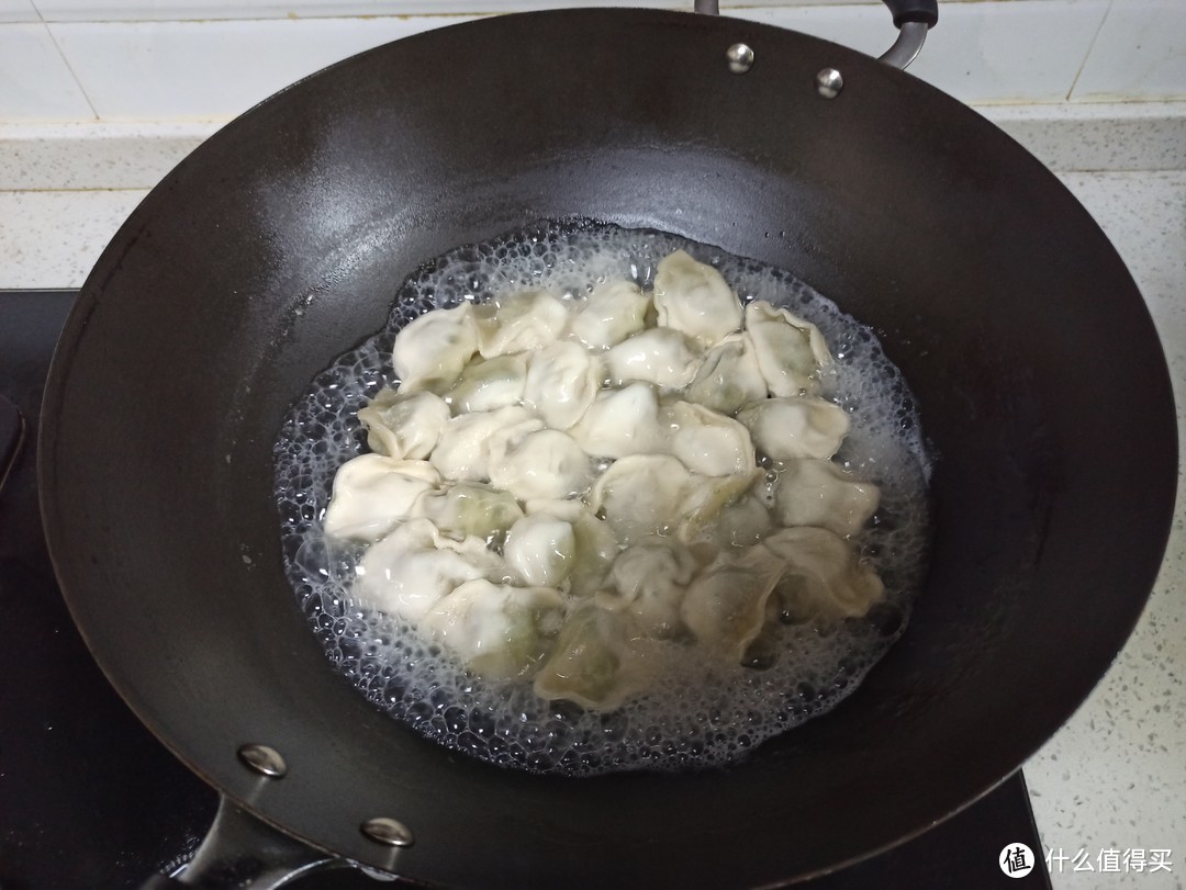 做好吃的好工具和好食材都重要：用苏泊尔的大圆铁锅做好吃的煎饺。