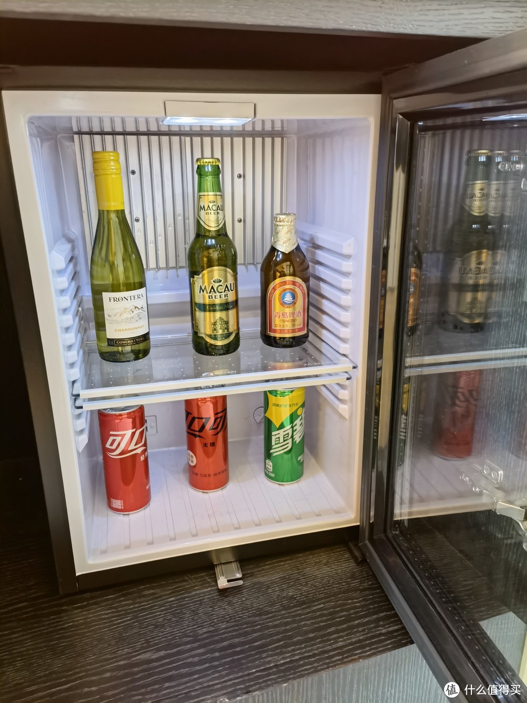 冰箱里面饮料，但要收费