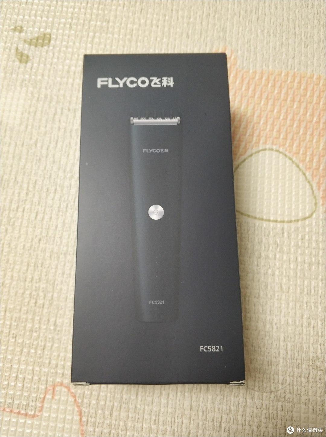 先来看看开箱图黑色包装盒有正面外观全家福包含理发器,使用说明书