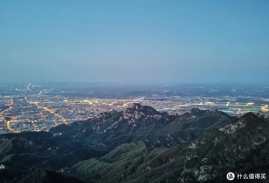 总要夜爬一次泰山吧，走走十八盘阶梯，吹吹玉皇顶大风，看看日观峰日出～