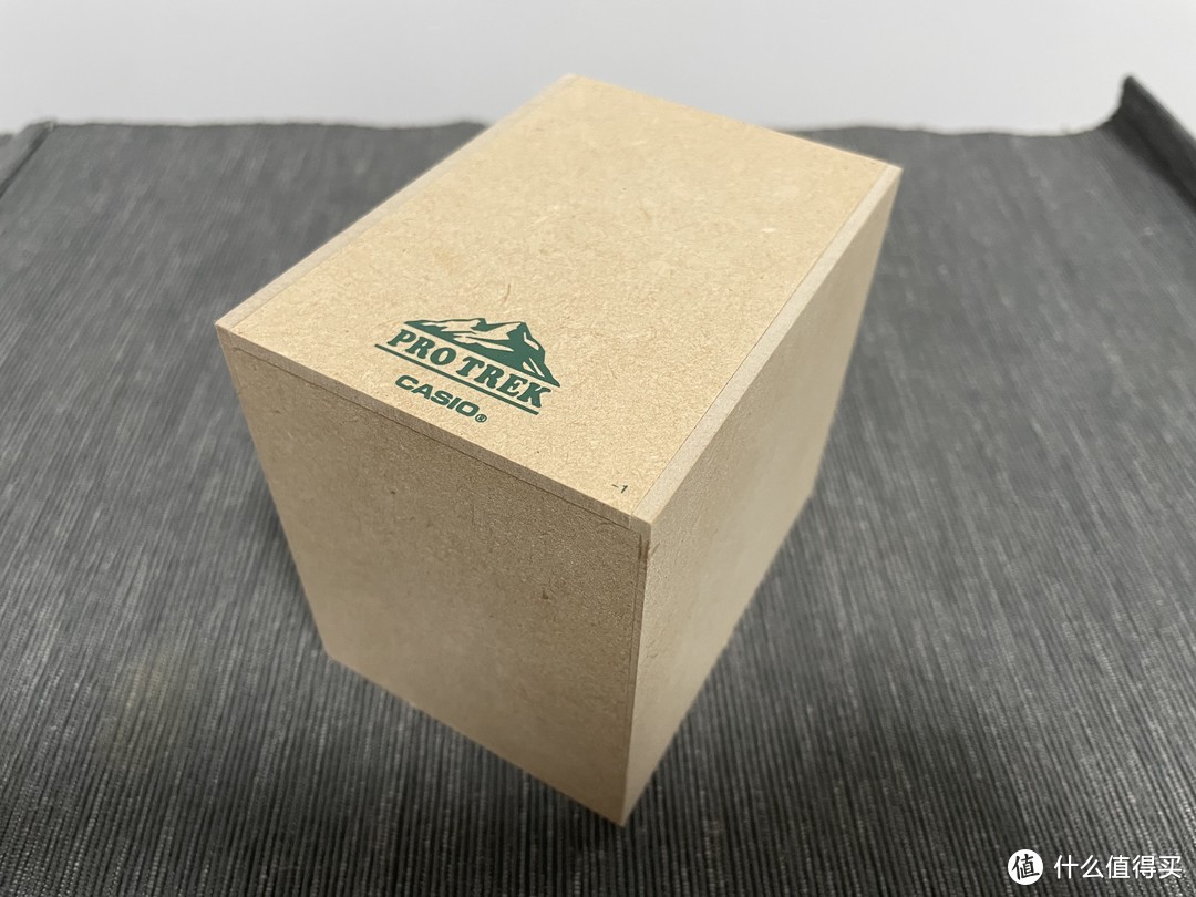 内包装是个单面有系列logo的小木盒