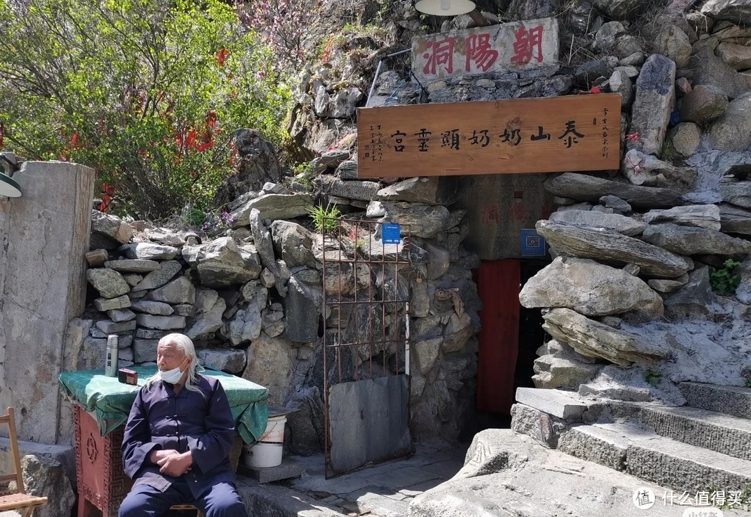 总要夜爬一次泰山吧，走走十八盘阶梯，吹吹玉皇顶大风，看看日观峰日出～