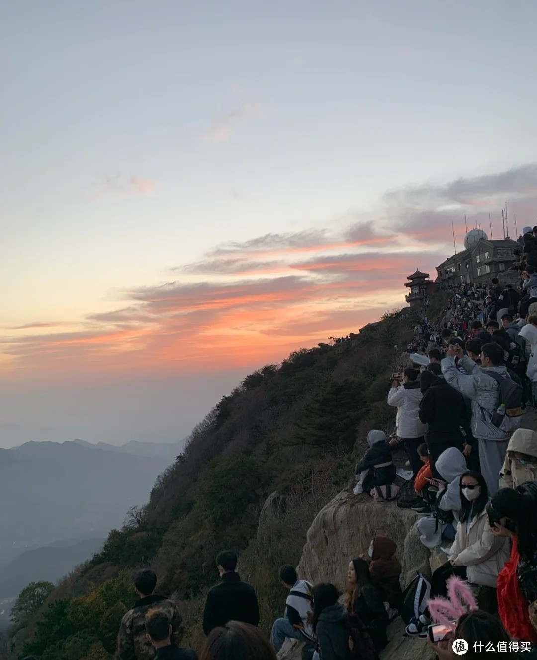 总要夜爬一次泰山吧，走走十八盘阶梯，吹吹玉皇顶大风，看看日观峰日出～