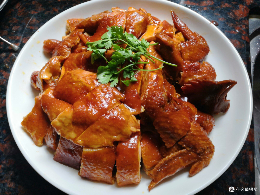 广式豉油鸡卤水配方鸡架鸡脚熬清鸡汤,加入秘制豉油和香料包,煮好卤水