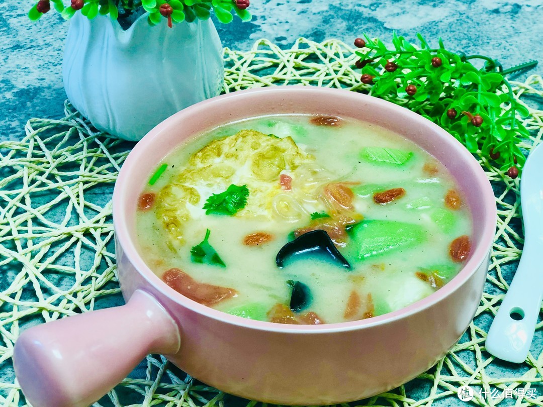 丝瓜不要只会炒着吃试试这道丝瓜时蔬汤营养又美味老少皆宜